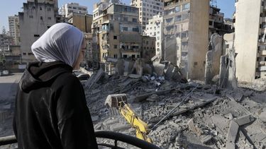 epa12829146 A girl looks at the rubble of a building destroyed by an Israeli strike in the Bashura neighborhood of central Beirut, Lebanon, 18 March 2026. According to the Lebanese Ministry of Public Health, more than 912 people have been killed and 2,221 others injured in airstrikes across Beirut's southern suburbs and villages in southern Lebanon since renewed hostilities began. The Israeli military stated that it is conducting strikes across the country targeting Hezbollah infrastructure and personnel.  EPA/WAEL HAMZEH