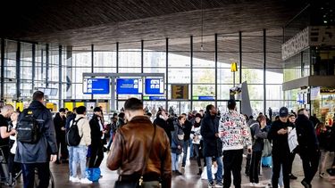 ROTTERDAM - Gestrande reizigers op het centraal station van Rotterdam . Veel treinen zijn uitgevallen doordat een Eurostar-trein stilstaat bij station Rotterdam Stadion in Rotterdam-Zuid nadat er een kapotte bovenleiding op de trein viel. Hierdoor kan de trein niet verder en rijden er alleen nog treinen op het traject tussen Rotterdam en Utrecht. ANP ROBIN UTRECHT