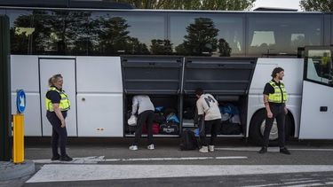 TER APEL - Asielzoekers worden bij het aanmeldcentrum, waar de opvanglocatie overvol is, opgehaald om de nacht door te brengen in Groningen. Het Rode Kruis plaatste overdag extra tenten op het grasveld als beschutting tegen de zon. De tenten waren niet bedoeld om onder te slapen. JASPAR MOULIJN / ANP