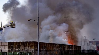 Brandende matrassen zorgen voor veel rook Rotterdam