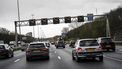 AMSTERDAM - Het slechte weer leidt tot een drukke avondspits. Vooral op plekken waar buien vallen zijn de files het langst. Zo veroorzaakte een flink regenbui op de A4 tussen Amsterdam en Den Haag een half uur vertraging. ANP ROB ENGELAAR