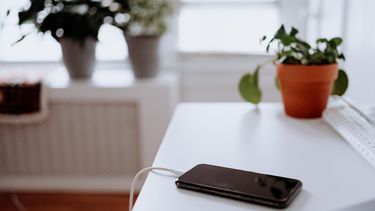 Onderzoek: deze leeftijdsgroep heeft het vaakst een (bijna) lege batterij