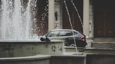 Bestuurder parkeert auto in Nijmeegse fontein