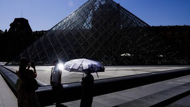 epa13060856 Tourists visit the Louvre Museum on one of the hottest days on record in Paris, France, 24 June 2026. Due to high temperatures, the Louvre Museum is closing its doors in the afternoon until the heat wave ends. Since the beginning of the week, France has been experiencing unusually high temperatures for this time of year. At least 48 people have died across the country from drowning as they tried to escape the heat, authorities said.  EPA/TERESA SUAREZ