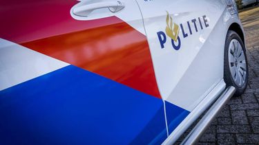 ROTTERDAM - Een nieuwe politieauto staat bij het Politiedienstencentrum. In het nieuwe ontwerp zijn de strepen twee keer zo breed en hoger geplaatst. Ook de kleuren zijn aangepast, zo is de oranje streep van de politie en marechaussee naar rood veranderd. ANP LEX VAN LIESHOUT