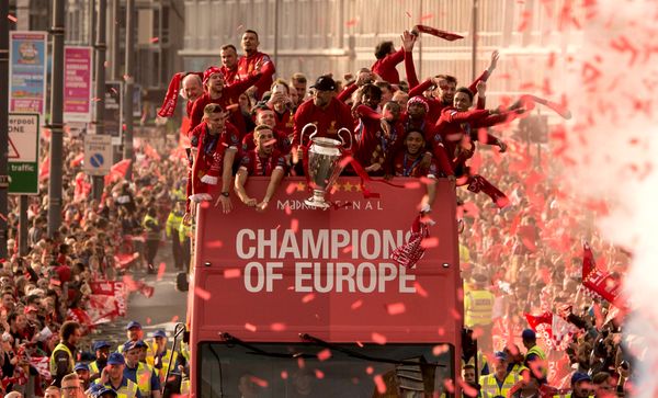 Een foto van Liverpool, tegenstander van Ajax, feestend na het winnen van de Champions League