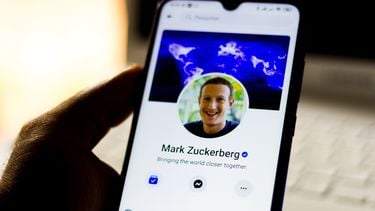 Een foto van het facebookprofiel van Mark Zuckerberg, te zien op een telefoon