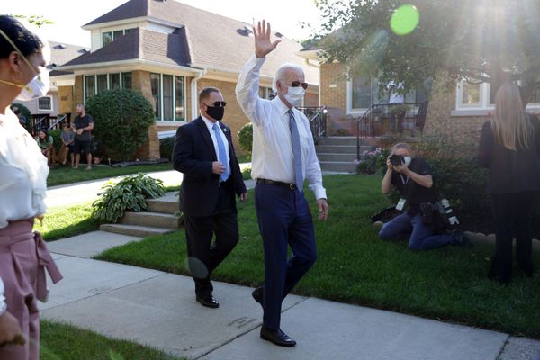 Een foto van Joe Biden, zwaaiend na zijn bezoek