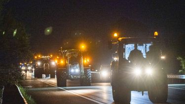 SEXBIERUM - Boeren rijden met hun trekkers de snelweg A31 op na een bijeenkomst van een boerenprotestbeweging. Veel boeren zijn het niet eens met de aangekondigde stikstofplannen van het kabinet. JILMER POSTMA / ANP