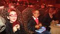Een foto van twee kinderen met Harry Potter brilletjes in een bioscoop