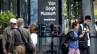 AMSTERDAM - Toeristen bij het van Gogh Museum in het centrum van Amsterdam. De start van de zomervakantie betekent extra drukte in de hoofdstad, ondanks het aanhoudende natte weer. ANP ROBIN VAN LONKHUIJSEN