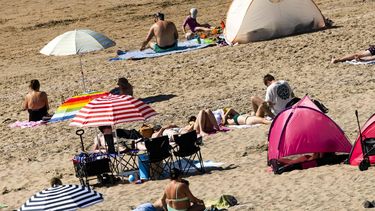 ZANDVOORT - Recreanten genieten van het lekkere weer op het strand bij Zandvoort. Op tweede pinksterdag lopen de temperaturen op naar zomerse waarden. REMKO DE WAAL / ANP