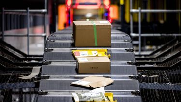 ZALTBOMMEL - Paketten op de sorteerband in een sorteercentrum van bezorgdienst DHL. Het distributiecentrum beleeft pieken in de aantallen te sorteren pakketten vanwege Cyber Monday. ANP ROB ENGELAAR