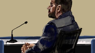 VUGHT - Rechtbanktekening van Shurendy Q. tijdens de eerste voorbereidende zitting in zijn zaak. Hij zou een van de leiders van de criminele organisatie No Limit Soldiers (NLS) op Curaçao zijn geweest. Die bende hield zich actief bezig met drugs- en wapenhandel en moordaanslagen op rivaliserende bendes. NICOLE VAN DEN HOUT / ANP