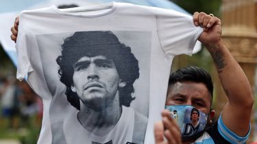Een foto van een fan met een shirt van Maradona