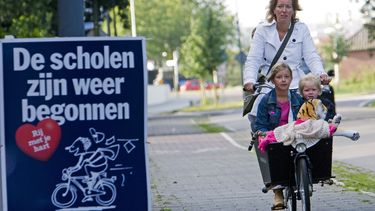 Veilig Verkeer Nederland (VVN) heeft in de buurt van basisscholen spandoeken opgehangen. Foto: ANP / Lex van Lieshout