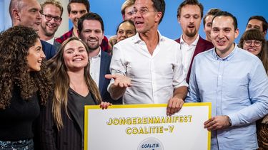 Coalitie-Y overhandigt manifest aan Rutte 