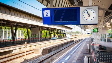 ROTTERDAM - Een leeg spoor op Rotterdam Centraal. De brand in een kabelgoot naast het spoor in Rotterdam-Zuid heeft grotere gevolgen dan eerder ingeschat. Spoorbeheerder ProRail verwacht nu dat pas donderdagavond weer treinen kunnen rijden tussen Rotterdam en het zuiden. MEDIATV / ANP