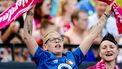 Een foto van een juichende jonge Feyenoordfan in De Kuip