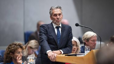 DEN HAAG - Demissionair minister Dick Schoof tijdens de tweede dag van de Algemene Politieke Beschouwingen. De Tweede Kamer bespreekt de begroting die het kabinet presenteerde op Prinsjesdag. ANP JEROEN JUMELET