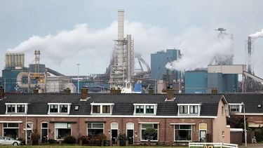IJMUIDEN - De hoogovens van staalfabrikant Tata Steel, op de dag dat inwoners van de IJmond-regio tijdens een bewonersbijeenkomst worden geïnformeerd over de inspanningen die in een intentieovereenkomst zijn vastgelegd om de uitstoot van CO2 en stoffen die schadelijk zijn voor de gezondheid en het milieu te verminderen. ANP RAMON VAN FLYMEN