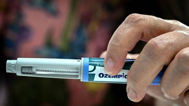 This photograph taken on March 17, 2026 shows obesity doctor and consultant Swati Pradhan explaining the Ozempic GLP-1 self-injectable device at her clinic in Mumbai. A deluge of weight-loss drugs is set to transform the global fight against obesity as India prepares to unleash low-cost generic versions of injections like Ozempic after a key patent expired on March 20, 2026.
Indranil MUKHERJEE / AFP