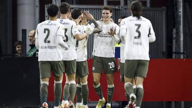 ALKMAAR - (l-r)Anass Salah-Eddine of PSV Eindhoven, Joey Veerman of PSV Eindhoven, Dennis Man of PSV Eindhoven, Ismael Saibari of PSV Eindhoven, Guus Til of PSV Eindhoven, Mauro Junior of PSV Eindhoven en Yarek Gasiorowski of PSV Eindhoven reageren na de 3-0 van Guus Til of PSV Eindhoven tijdens de Nederlandse Eredivisie wedstrijd tussen AZ Alkmaar en PSV Eindhoven in het AFAS stadion op 9 november 2025 in Alkmaar, Nederland. ANP MAURICE VAN STEEN