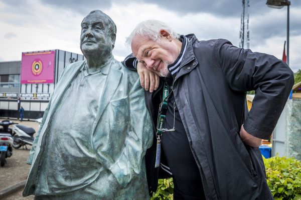 Op deze foto zie je Jan Smeets bij een standbeeld van hem welke op het festivalterrein werd onthuld tijdens de eerste dag van het muziekfestival Pinkpop 2019.