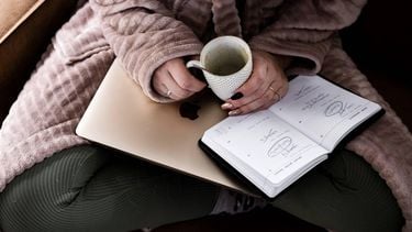 zpp, ziek, ochtendjas, werken, koffie, thuis