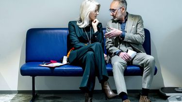 DEN HAAG - Mona Keijzer, demissionair minister van Volkshuisvesting en Ruimtelijke Ordening en demissionair minister voor Asiel en Migratie, praat met Henk Vermeer (BBB) in de wandelgang tijdens het wekelijkse vragenuur in de Tweede Kamer. REMKO DE WAAL / ANP