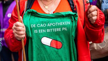 DEN HAAG - Apothekersassistenten voeren actie bij het ministerie van Volksgezondheid (VWS) om een betere CAO te eisen. De onderhandelingen voor een cao zijn vastgelopen. De apotheekmedewerkers willen 8 procent meer loon in het lopende jaar en betere arbeidsomstandigheden. ANP LINA SELG