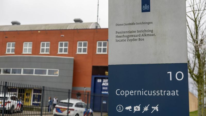 HEERHUGOWAARD - Hulpdiensten zijn aanwezig bij een gevangenis aan de Copernicusstraat. Volgens de politie heeft er in het complex een steekincident en daarna een gijzeling plaatsgevonden. MICHEL VAN BERGEN / ANP