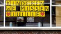 Een raam van een school in Rotterdam.