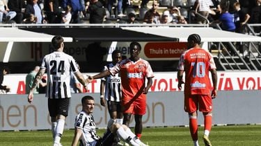ALMELO - Spelers van Heracles teleurgesteld na afloop. Heracles degradeert door de 2-0 nederlaag naar de KKD tijdens de Nederlandse Eredivisie wedstrijd tussen Heracles Almelo en FC Volendam in het Erve Asito stadion op 26 april 2026 in Almelo, Nederland. VINCENT JANNINK / ANP