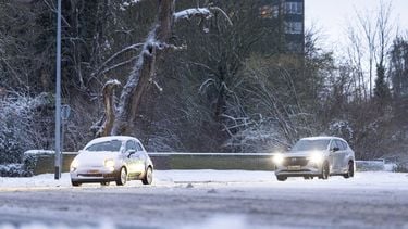 GRONINGEN - Dagelijks leven in Groningen komt op gang. Er geldt code oranje in Friesland, Groningen en Drenthe en de Waddeneilanden om sneeuw en harde wind. Door de harde wind wordt sneeuw weggeblazen en kunnen sneeuwbanken ontstaan. WOUTER DE WILDE / ANP