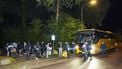 GIETEN - Asielzoekers uit het volle aanmeldcentrum van het COA in Ter Apel komen aan bij een tijdelijke opvang in sporthal De Goorns. Ze zullen een nacht in de locatie blijven en daarna weer terug naar Ter Apel gaan.  ANP MARCEL J. DE JONG