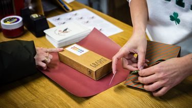Te laat met een cadeau? Geen stress, de ontvanger vindt het minder erg dan jij denkt