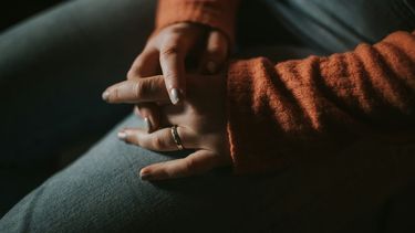 Het Dilemma: 'Moet ik mijn moeder vertellen over mijn abortus, terwijl ik weet dat ze fel tegen is?'