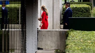 DEN HAAG - Dilan Yeşilgöz (VVD) komt na aan pauze aan bij het ministerie van Financiën voor gesprekken over de begroting. De coalitiepartijen D66, VVD en CDA moeten er eerst onderling nog uitkomen na een paar weken met oppositiepartijen gesproken te hebben. RAMON VAN FLYMEN / ANP