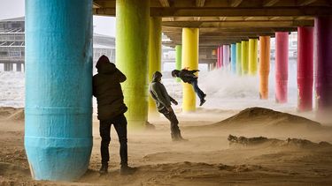 SCHEVENINGEN - Harde wind op het strand van Scheveningen. Storm Eunice, de vierde storm van dit jaar, trekt over Nederland. ANP PHIL NIJHUIS
