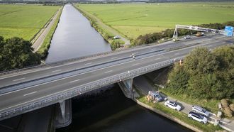 NIJKERK - Dronefoto van de Hardenbergerbrug bij Nijkerk waar de A28 overheen loopt, is in beide richtingen afgesloten. Rijkswaterstaat kan nog niks zeggen over wat er precies aan de hand is en hoelang de brug dicht moet blijven. JEROEN JUMELET / ANP