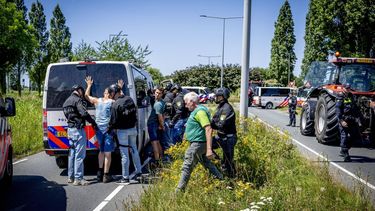 ZOETERMEER - 5 boeren worden gearresteerd. Een groep gaat onderweg met tractoren naar Den Haag om te protesteren tegen de nieuwe stikstofplannen van het kabinet. De Tweede Kamer debatteert over de stikstofplannen en het is de bedoeling dat ontevreden boeren dat debat bijwonen. ROBIN UTRECHT / ANP