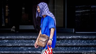 ROTTERDAM - Winkelen  in het centrum van Rotterdam. In het hele land geldt de waarschuwing code rood vanwege extreme hitte. ROBIN UTRECHT / ANP