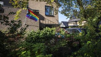 WEZEP - Een regenboogvlag in de gemeente Oldebroek. Dit als reactie op het besluit van de gemeenteraad om het lhbtiq+-beleid te schrappen en de regenboogvlag niet te hijsen op het gemeentehuis op coming-outdag. JEROEN JUMELET / ANP