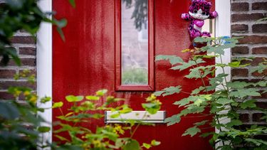 VLAARDINGEN - Een knuffel hangt aan de voordeur  in de straat waar het 10-jarige meisje woont dat ernstig gewond in een ziekenhuis is opgenomen. De pleegouders van het meisje, een 37-jarige man en een 37-jarige vrouw, zijn deze week aangehouden op verdenking van poging tot doodslag en zware mishandeling van hun pleegdochter. ANP ROBIN UTRECHT