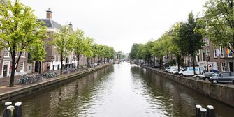 Een foto van een lege Nieuwe Herengracht in Amsterdam