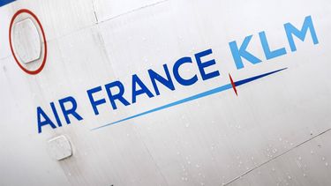SCHIPHOL - Logo van Air France KLM op luchthaven Schiphol. De meivakantie zorgt voor een grote test voor Schiphol, veel mensen reizen een dag voor het weekend al naar hun vakantiebestemming. ANP REMKO DE WAAL