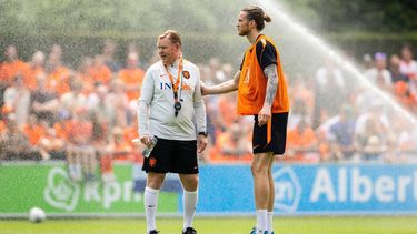 ZEIST - Bondscoach Ronald Koeman en Wout Weghorst tijdens de uitzwaai-training van het Nederlands Elftal op het trainingscomplex van de KNVB, ter voorbereiding op het WK voetbal in de Verenigde Staten. SONNY LENSEN / ANP