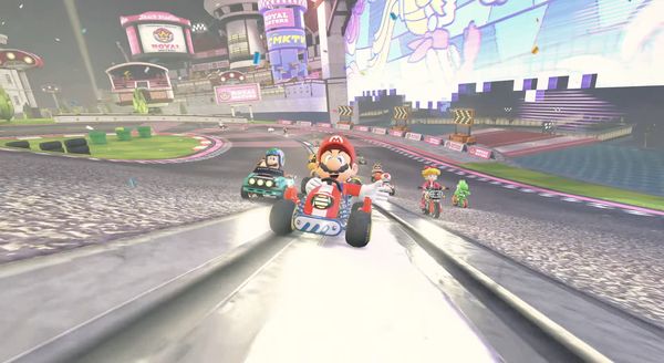 Nintendo heeft zijn nieuwste console gepresenteerd: de Nintendo Switch 2. WANT-hoofdredacteur Jeroen Kraak beantwoordt vijf belangrijke vragen over de nieuwe console. De eerste Nintendo Switch dateert alweer van 3 maart 2017. Het is veruit de populairste spelcomputer van dit moment, maar helaas wel flink verouderd. Hoog tijd voor een nieuwe, en die komt er in de vorm van de Nintendo Switch 2. Maar wat kan je met de nieuwe spelcomputer, wanneer komt die uit en hoeveel kost die? Tijd om die vragen te beantwoorden. Wat is er nieuw aan de Nintendo Switch 2? De Nintendo Switch 2 is een flinke sprong vooruit ten opzichte van de eerste versie. Zo is het scherm van de spelcomputer groter en van betere kwaliteit. Sluit je 'm aan op de televisie, dan kan je zelfs in 4K gamen, waardoor het beeld veel scherper is. Iets anders wat groter is, zijn de knoppen aan de zijkant op de zogenoemde Joy-Cons (controllers). Hierdoor is het apparaat makkelijker te bedienen. Deze kan je nu ook als muis gebruiken, waardoor je op andere manieren spellen kan spelen. Nieuwe games zullen deze technieken dan ook gaan gebruiken. Welke games komen naar de Nintendo Switch 2? Nintendo heeft een aantal spellen voor de Switch 2 uit de doeken gedaan. Als eerste zijn er spellen die door Nintendo zelf zijn gemaakt. De belangrijkste titel hiervan is Mario Kart World. Met dit spel kan je racen tegen je vrienden in een open wereld. Je bent dus niet beperkt tot circuits. Daarnaast kondigde Nintendo ook Donkey Kong: Bananza aan. In dit spel ga je op avontuur met de bekende aap. Dit spel komt pas op 17 juli uit. Als laatste liet het ook Kirby Air Drivers zien, een spel waarin je samen met het roze wezentje en zijn vrienden racet. Ook verschillende andere ontwikkelaars maken spellen voor de Nintendo Switch 2. Zo komen bekende titels die al langer uit zijn naar de nieuwe spelcomputer. Denk hierbij aan Hogwarts Legacy, Cyberpunk 2077 en Elden Ring. Kan ik games met anderen spelen? Dat kan zeker. Nintendo heeft daarvoor zelfs een aantal nieuwe functies toegevoegd. Een voorbeeld daarvan is de camera. Deze zet je naast de Switch 2 en kan je gebruiken om samen te spelen. Als je vrienden ergens anders zijn, kan hij je filmen en dat beeld onderaan het scherm tonen. Bovendien zit er ook een microfoon in het apparaat. Zo zie je hoe je vrienden reageren en kan je ondertussen met ze praten. Wat kost de Nintendo Switch 2 en wanneer komt die uit? De Nintendo Switch 2 is zeker niet goedkoop. De nieuwste console kost 469,99 euro. Dit is zonder de camera die werd getoond tijdens de presentatie. Voor deze ben je 59,99 euro extra kwijt. Ook is het mogelijk om een aparte controller te kopen die wat traditioneler is dan de Joy-Cons. Daarvoor is nog geen prijs bekend. Vanaf 8 april kan je de nieuwe Nintendo Switch bestellen, waarna die vanaf 5 juni geleverd wordt. Je kan hem kopen bij bekende winkels zoals MediaMarkt, Bol en Coolblue. Moet je nu voor een PlayStation 5, Xbox Series X of de Nintendo Switch 2 gaan? Met de komst van de Nintendo Switch 2 zijn er drie grote spelcomputers waarvoor je kan kiezen. Toch is de Nintendo Switch net wat anders dan de andere twee. De PlayStation 5 en Xbox Series X zijn krachtiger dan de Nintendo Switch 2, maar hebben ongeveer dezelfde prijs. De Nintendo Switch 2 heeft nog steeds iets unieks: hij is hybride. Je kan hem overal mee naartoe nemen, maar het is ook mogelijk om op je televisie te spelen. Ideaal als je veel reistijd hebt of hem mee wilt nemen op vakantie in het vliegtuig. Daarnaast heeft Nintendo nog iets anders unieks: zijn games. Het bedrijf maakt spellen die je nergens anders speelt en die ontzettend goed zijn qua kwaliteit. Bovendien is het de spelcomputer die geschikt is voor de hele familie. Wil je echt het beste beeld op je televisie en de meest vloeiende games spelen? Dan ga je voor de PlayStation 5 of Xbox Series X. Wil je liever een console voor de familie die je overal mee naartoe kan nemen? Dan is de Nintendo Switch 2 er voor jou.