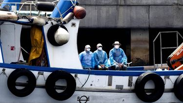 GRANADILLA DE ABONA - Passagiers worden van het Nederlandse cruiseschip m/v Hondius, dat is aangekomen op Tenerife, afgehaald. Zes opvarenden van het cruiseschip zijn tot dusver besmet met het hantavirus. In totaal zijn acht vermoedelijke gevallen gemeld, onder wie drie doden. RAMON VAN FLYMEN / ANP
